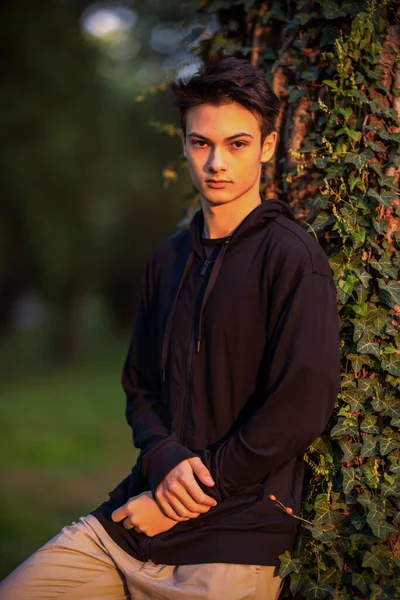 Ung Stilig Man Utomhus Höstkläder Med Höstens Natur — Stockfoto