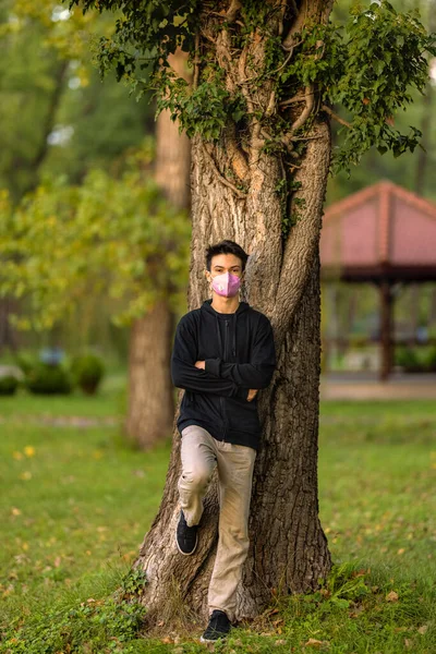 Hombre Joven Máscara Gripe Parque Otoño —  Fotos de Stock