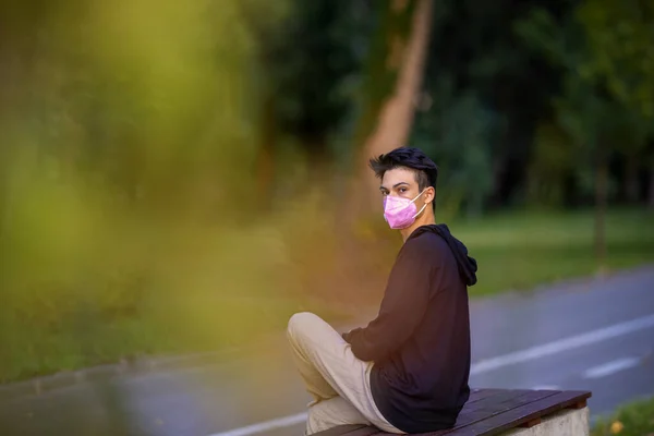 Hombre Joven Máscara Gripe Parque Otoño —  Fotos de Stock