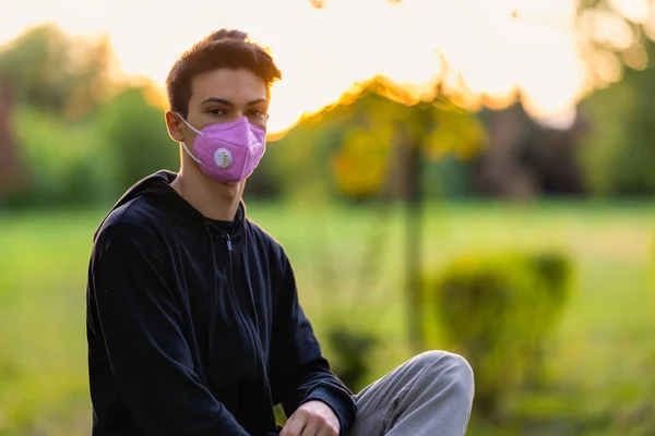 Güz Parkı Nda Grip Maskeli Genç Adam — Stok fotoğraf