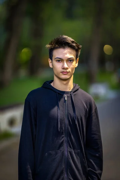 Jovem Homem Bonito Livre Roupas Outono Com Outono Ambiente Natural — Fotografia de Stock