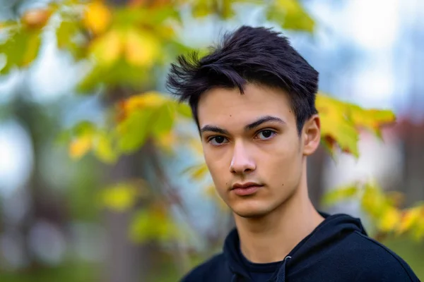 Jeune Homme Beau Dehors Dans Des Vêtements Automne Avec Environnement — Photo