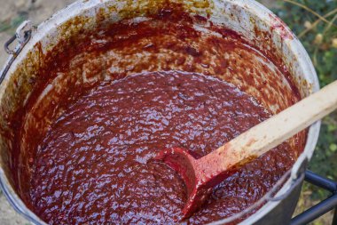 Kabuklarındaki erikler reçel yapmak için kaynatılır.