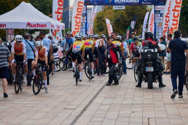 11 Eylül 2025, Pitesti Romanya, Romen bisiklet turunun ikinci aşaması, sahne arkası görüntüleri ve yarış başından itibaren.