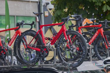 11 Eylül 2025, Pitesti Romanya, Romen bisiklet turunun ikinci aşaması, sahne arkası görüntüleri ve yarış başından itibaren.