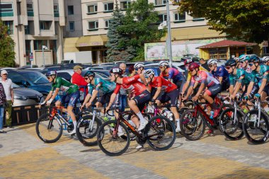 11 Eylül 2025, Pitesti Romanya, Romen bisiklet turunun ikinci aşaması, sahne arkası görüntüleri ve yarış başından itibaren.