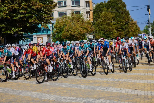 11 Eylül 2025, Pitesti Romanya, Romen bisiklet turunun ikinci aşaması, sahne arkası görüntüleri ve yarış başından itibaren.