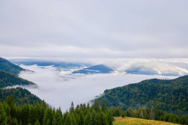Romanya 'nın Bucegi Dağları' ndaki güzel bir dağ manzarası Eylül ayında bulutlar ve sis ile.