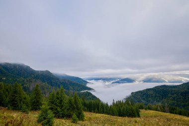 Romanya 'nın Bucegi Dağları' ndaki güzel bir dağ manzarası Eylül ayında bulutlar ve sis ile.