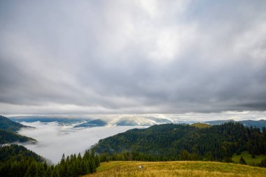 Romanya 'nın Bucegi Dağları' ndaki güzel bir dağ manzarası Eylül ayında bulutlar ve sis ile.