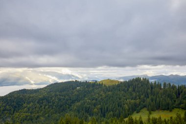 Romanya 'nın Bucegi Dağları' ndaki güzel bir dağ manzarası Eylül ayında bulutlar ve sis ile.