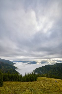Romanya 'nın Bucegi Dağları' ndaki güzel bir dağ manzarası Eylül ayında bulutlar ve sis ile.