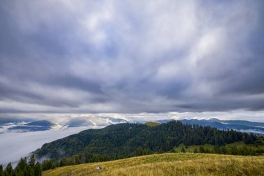 Romanya 'nın Bucegi Dağları' ndaki güzel bir dağ manzarası Eylül ayında bulutlar ve sis ile.