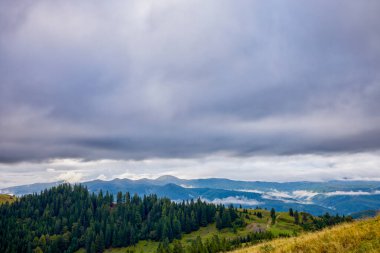 Romanya 'nın Bucegi Dağları' ndaki güzel bir dağ manzarası Eylül ayında bulutlar ve sis ile.