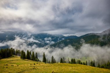 Romanya 'nın Bucegi Dağları' ndaki güzel bir dağ manzarası Eylül ayında bulutlar ve sis ile.