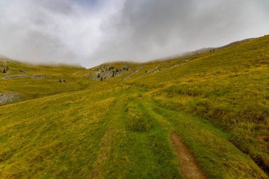 Romanya 'nın Bucegi Dağları' ndaki güzel bir dağ manzarası Eylül ayında bulutlar ve sis ile.