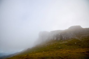 Yağmurda sisli kayalık bir dağ sırtı