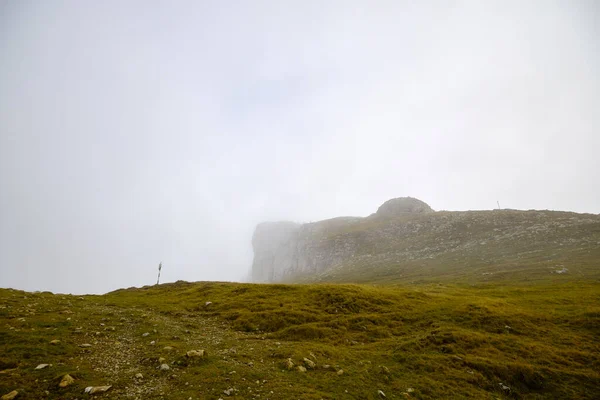 Yağmurda sisli kayalık bir dağ sırtı