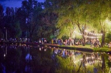 Pitesti Romanya 20 Eylül 2025, Psihoacademyi 'nin Piteti Belediyesi' nin desteğiyle düzenlediği etkinlik, Psihoacademyi 'nin parkta suya fırlattığı bir Fener gösterisi ile düzenlenen yardım etkinliği, katılımcılara la