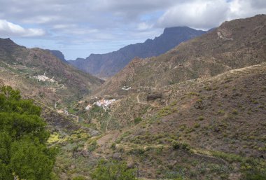 Gran Canaria, Mayıs, montains adanın Merkezi bölümünün görüntülemek Barranco de Tejeda, bulutlar Altavista dağın tepesine vadide