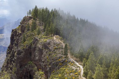 Gran Canaria, Mayıs, rota Cruz de Tejeda - Artenara, hiking görüntülemek Caldera de Tejeda sağdan haddeleme bulutlar