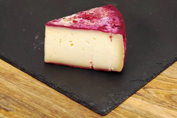 从大加那利岛的奶酪楔 半固化品种 与仙人掌水果在外面着色 — 图库照片