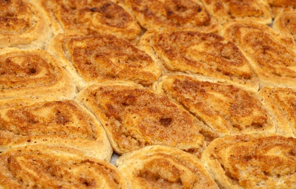 Nygräddade Kanelbullar Bricka — Stockfoto