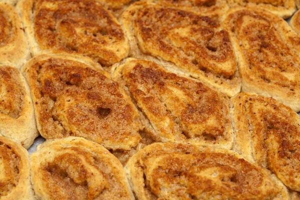 Nygräddade Kanelbullar Bricka — Stockfoto