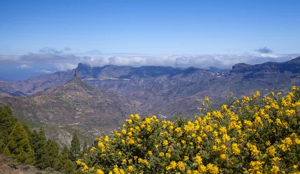 Gran Canaria, Haziran 2018, görüntülemek acrross Caldera de Tejeda, kaya oluşumu Roque Bentayga sol, Altavista dağ convered bulutlar tarafından Teide Tenerife uzak mesafe için