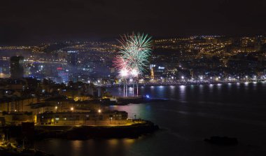 Las Palmas, İspanya - 24 Haziran: Las Canteras town beach turistler ve yerliler akın gece yarısı fireworks gece, San Juan, 24 Haziran 2018 Las Palmas de Gran Canaria, İspanya izlemek için binlerce