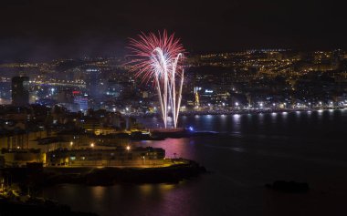 Las Palmas, İspanya - 24 Haziran: Las Canteras town beach turistler ve yerliler akın gece yarısı fireworks gece, San Juan, 24 Haziran 2018 Las Palmas de Gran Canaria, İspanya izlemek için binlerce