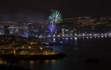 Las Palmas, İspanya - 24 Haziran: Las Canteras town beach turistler ve yerliler akın gece yarısı fireworks gece, San Juan, 24 Haziran 2018 Las Palmas de Gran Canaria, İspanya izlemek için binlerce