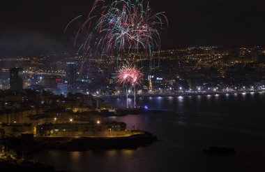 Las Palmas, İspanya - 24 Haziran: Las Canteras town beach turistler ve yerliler akın gece yarısı fireworks gece, San Juan, 24 Haziran 2018 Las Palmas de Gran Canaria, İspanya izlemek için binlerce