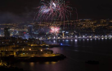 Las Palmas, İspanya - 24 Haziran: Las Canteras town beach turistler ve yerliler akın gece yarısı fireworks gece, San Juan, 24 Haziran 2018 Las Palmas de Gran Canaria, İspanya izlemek için binlerce