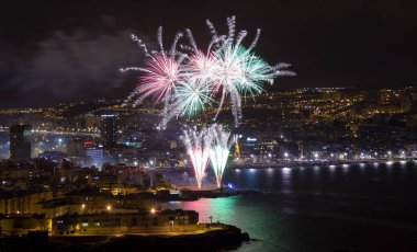 Las Palmas, İspanya - 24 Haziran: Las Canteras town beach turistler ve yerliler akın gece yarısı fireworks gece, San Juan, 24 Haziran 2018 Las Palmas de Gran Canaria, İspanya izlemek için binlerce