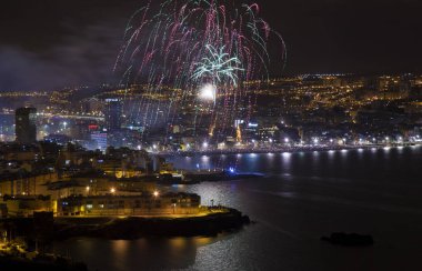 Las Palmas, İspanya - 24 Haziran: Las Canteras town beach turistler ve yerliler akın gece yarısı fireworks gece, San Juan, 24 Haziran 2018 Las Palmas de Gran Canaria, İspanya izlemek için binlerce