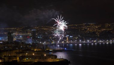Las Palmas, İspanya - 24 Haziran: Las Canteras town beach turistler ve yerliler akın gece yarısı fireworks gece, San Juan, 24 Haziran 2018 Las Palmas de Gran Canaria, İspanya izlemek için binlerce