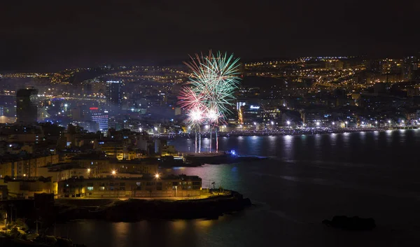 Las Palmas, İspanya - 24 Haziran: Las Canteras town beach turistler ve yerliler akın gece yarısı fireworks gece, San Juan, 24 Haziran 2018 Las Palmas de Gran Canaria, İspanya izlemek için binlerce
