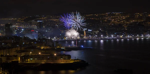 Las Palmas, İspanya - 24 Haziran: Las Canteras town beach turistler ve yerliler akın gece yarısı fireworks gece, San Juan, 24 Haziran 2018 Las Palmas de Gran Canaria, İspanya izlemek için binlerce