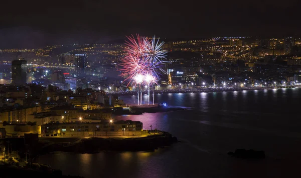 Las Palmas, İspanya - 24 Haziran: Las Canteras town beach turistler ve yerliler akın gece yarısı fireworks gece, San Juan, 24 Haziran 2018 Las Palmas de Gran Canaria, İspanya izlemek için binlerce