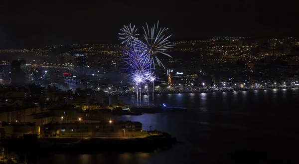 Las Palmas, İspanya - 24 Haziran: Las Canteras town beach turistler ve yerliler akın gece yarısı fireworks gece, San Juan, 24 Haziran 2018 Las Palmas de Gran Canaria, İspanya izlemek için binlerce