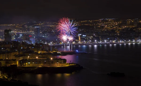 Las Palmas, İspanya - 24 Haziran: Las Canteras town beach turistler ve yerliler akın gece yarısı fireworks gece, San Juan, 24 Haziran 2018 Las Palmas de Gran Canaria, İspanya izlemek için binlerce