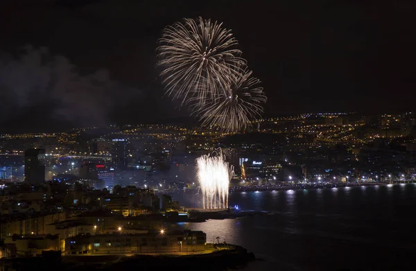 Las Palmas, İspanya - 24 Haziran: Las Canteras town beach turistler ve yerliler akın gece yarısı fireworks gece, San Juan, 24 Haziran 2018 Las Palmas de Gran Canaria, İspanya izlemek için binlerce