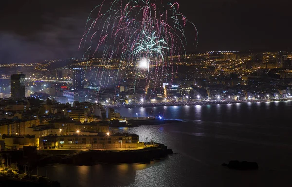 Las Palmas, İspanya - 24 Haziran: Las Canteras town beach turistler ve yerliler akın gece yarısı fireworks gece, San Juan, 24 Haziran 2018 Las Palmas de Gran Canaria, İspanya izlemek için binlerce