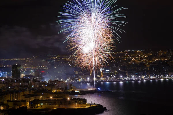 Las Palmas, İspanya - 24 Haziran: Las Canteras town beach turistler ve yerliler akın gece yarısı fireworks gece, San Juan, 24 Haziran 2018 Las Palmas de Gran Canaria, İspanya izlemek için binlerce
