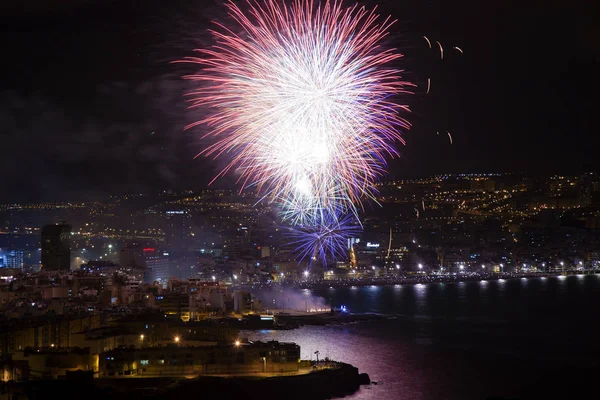 Las Palmas, İspanya - 24 Haziran: Las Canteras town beach turistler ve yerliler akın gece yarısı fireworks gece, San Juan, 24 Haziran 2018 Las Palmas de Gran Canaria, İspanya izlemek için binlerce