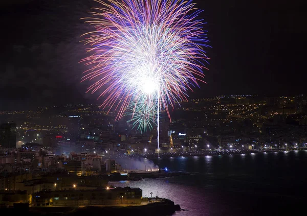 Las Palmas, İspanya - 24 Haziran: Las Canteras town beach turistler ve yerliler akın gece yarısı fireworks gece, San Juan, 24 Haziran 2018 Las Palmas de Gran Canaria, İspanya izlemek için binlerce