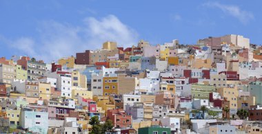 Risco de San Jose, şehre ait olan küçük tepeler, Las Palmas de Gran Canaria, renkli düz çatılı evler