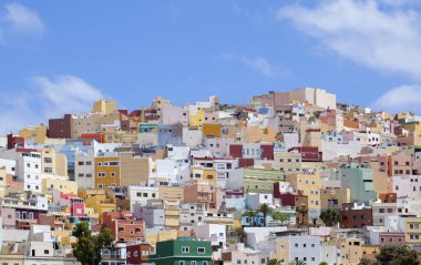Risco de San Jose, şehre ait olan küçük tepeler, Las Palmas de Gran Canaria, renkli düz çatılı evler