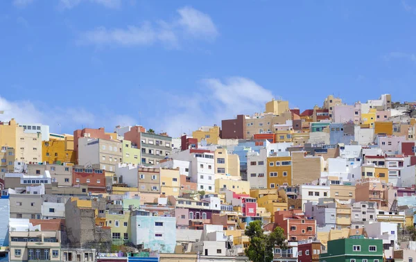 Risco de San Jose, şehre ait olan küçük tepeler, Las Palmas de Gran Canaria, renkli düz çatılı evler